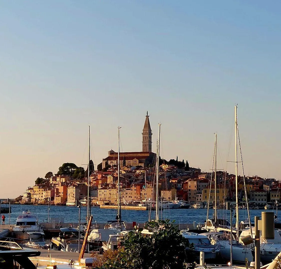 Cozy Apartment Mit Babybett, Privater Terrasse, Privatparkplatz, Wifi Rovinj